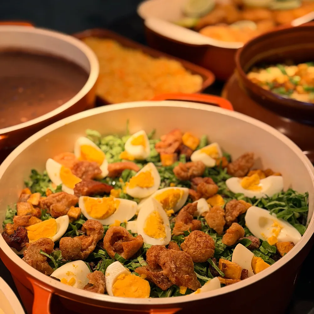 Salada de couve com ovos e torresmo do restaurante do Hotel Rinkão