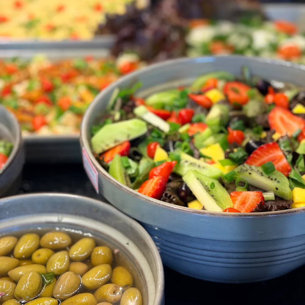Saladas e frutas frescas do buffet do Hotel Rinkão