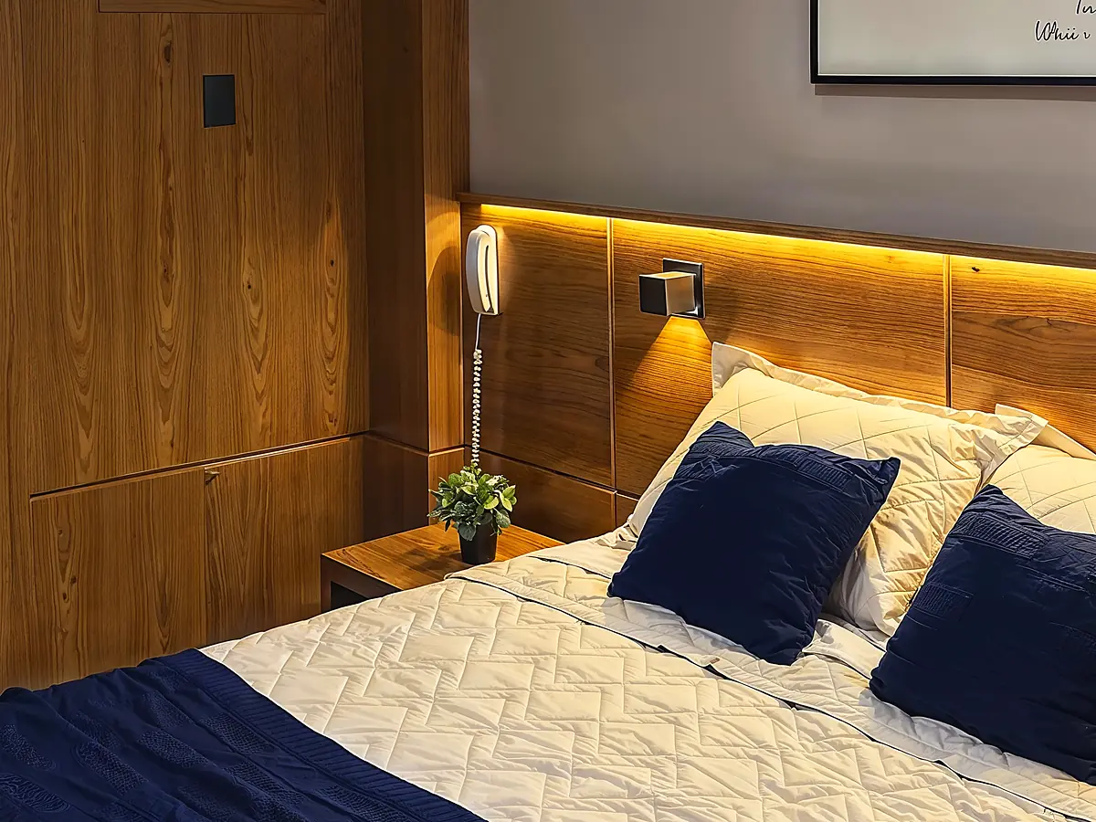 Quarto Premium reformado do Hotel Rinkão, com cabeceira iluminada em LED
